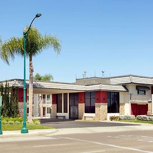 Days Inn & Suites By Wyndham Anaheim At Disneyland Park